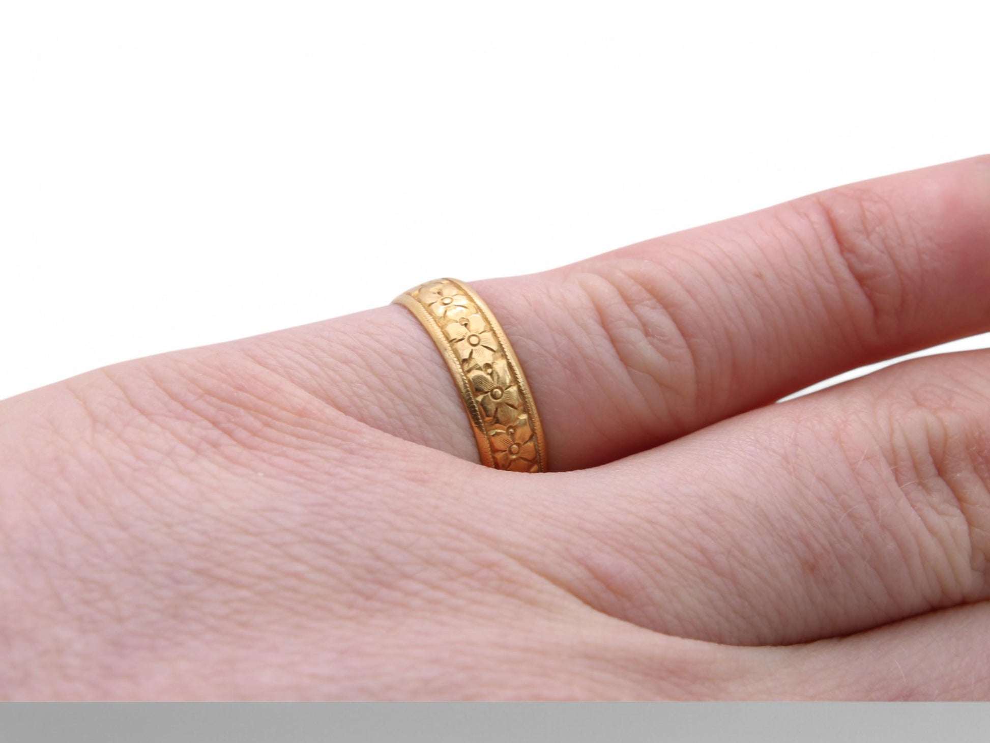 Antique-22ct-Gold-Forget-Me-Not-Chased-Ring,-1899