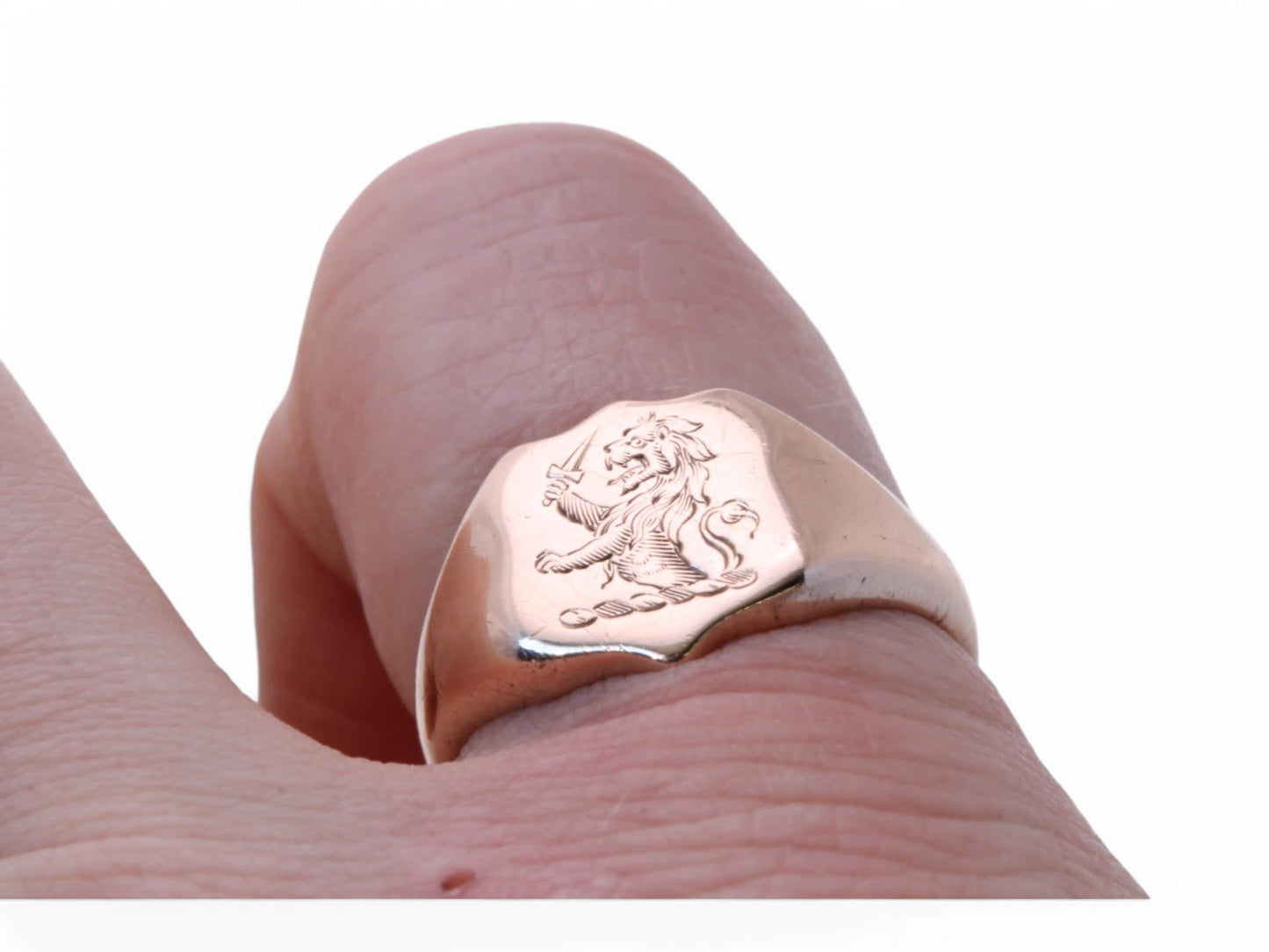 Antique-9ct-Gold-Intaglio-Lion-Crest-Signet-Ring,-1852