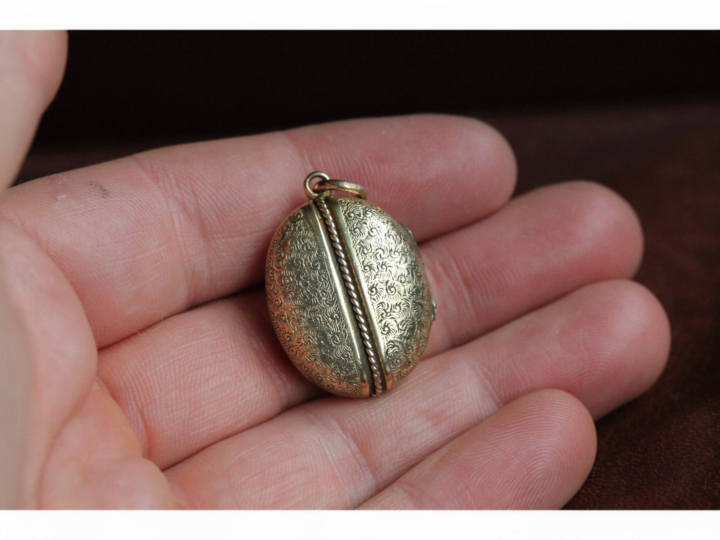 Antique-12.5ct-Gold-Coffee-Bean-Chased-Locket