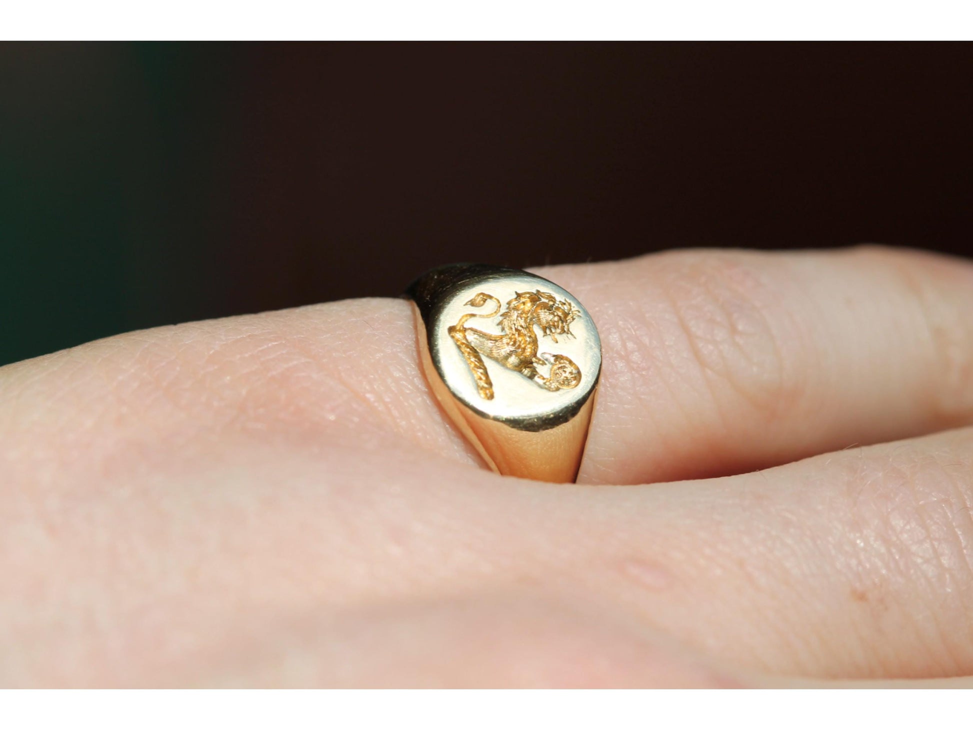 Vintage-18ct-Gold-Lion-Holding-Globe-Intaglio-Crest-Signet-Ring