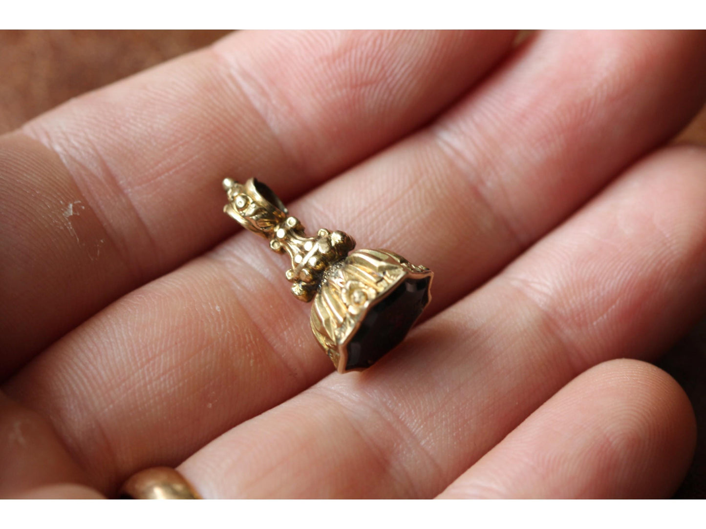 Antique 9ct Gold Cased Love Heart 'YOURS' Intaglio Pendant