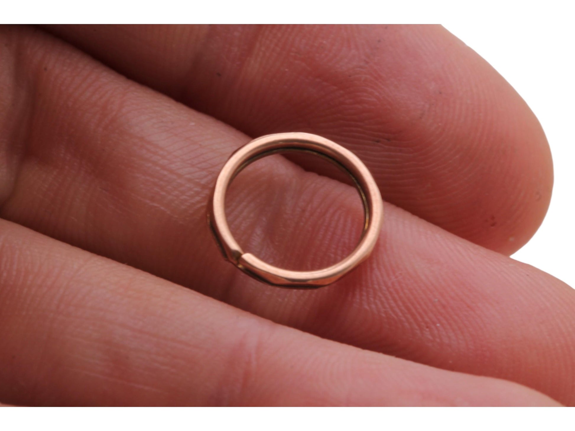 Antique-Victorian-9ct-Gold-Faceted-Split-Ring