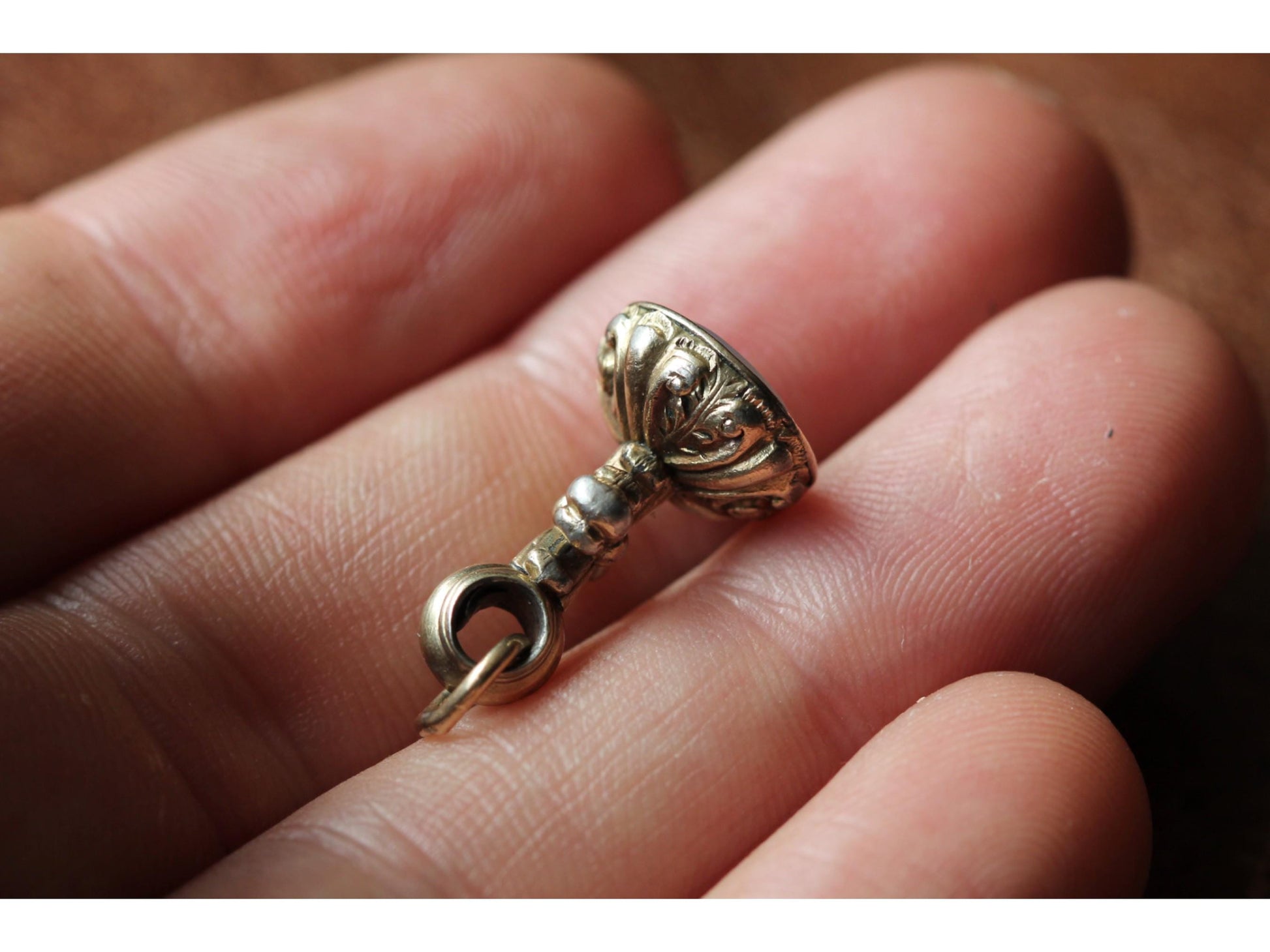 Antique-9ct-Gold-Filled-Chalcedony-Dove-Bird-Bath-Intaglio-Seal-Pendant