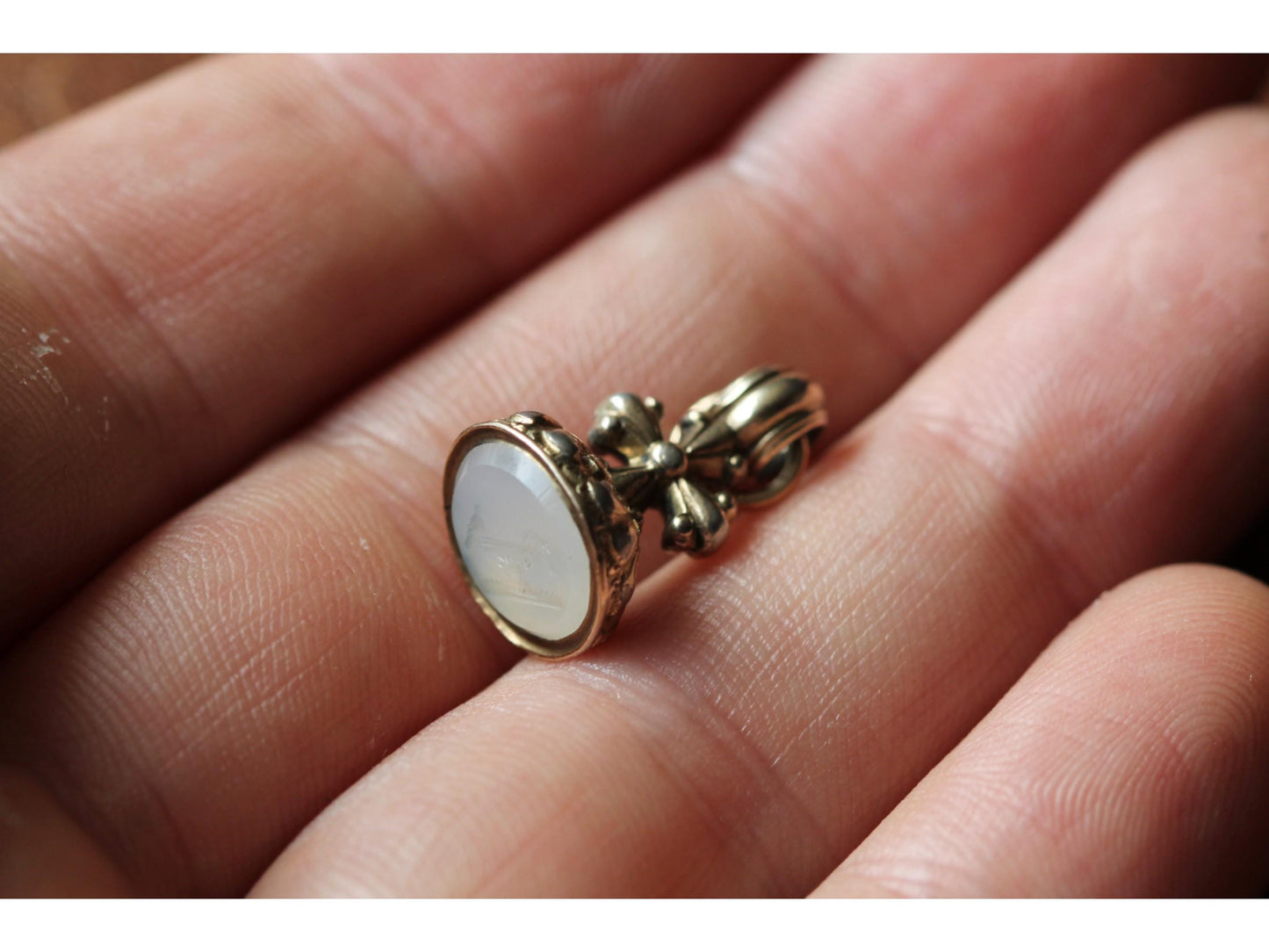 Antique 9ct Gold Filled Chalcedony Dove Bird Bath Intaglio Seal Pendant