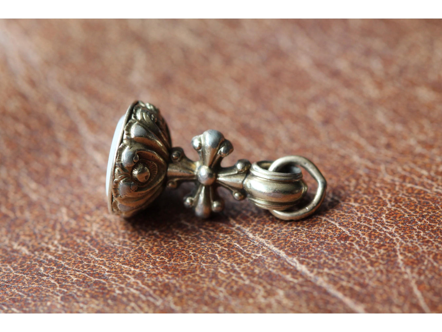 Antique 9ct Gold Filled Chalcedony Dove Bird Bath Intaglio Seal Pendant