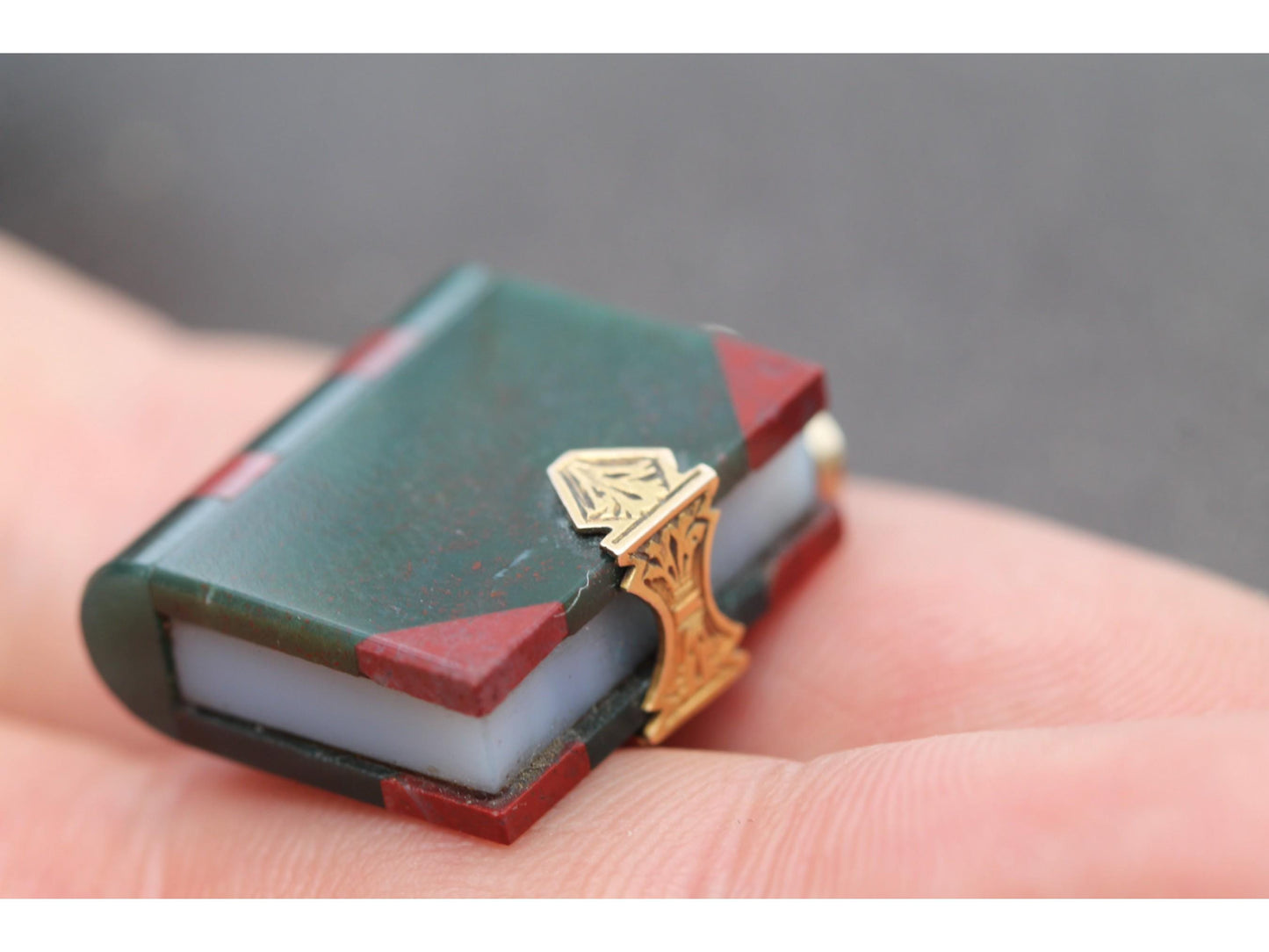Antique 9ct Gold & Bloodstone, Carnelian Agate Book Pendant