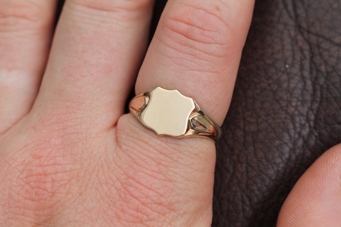 Vintage-9ct-Gold-Shield-Shaped-Signet-Ring,-1976