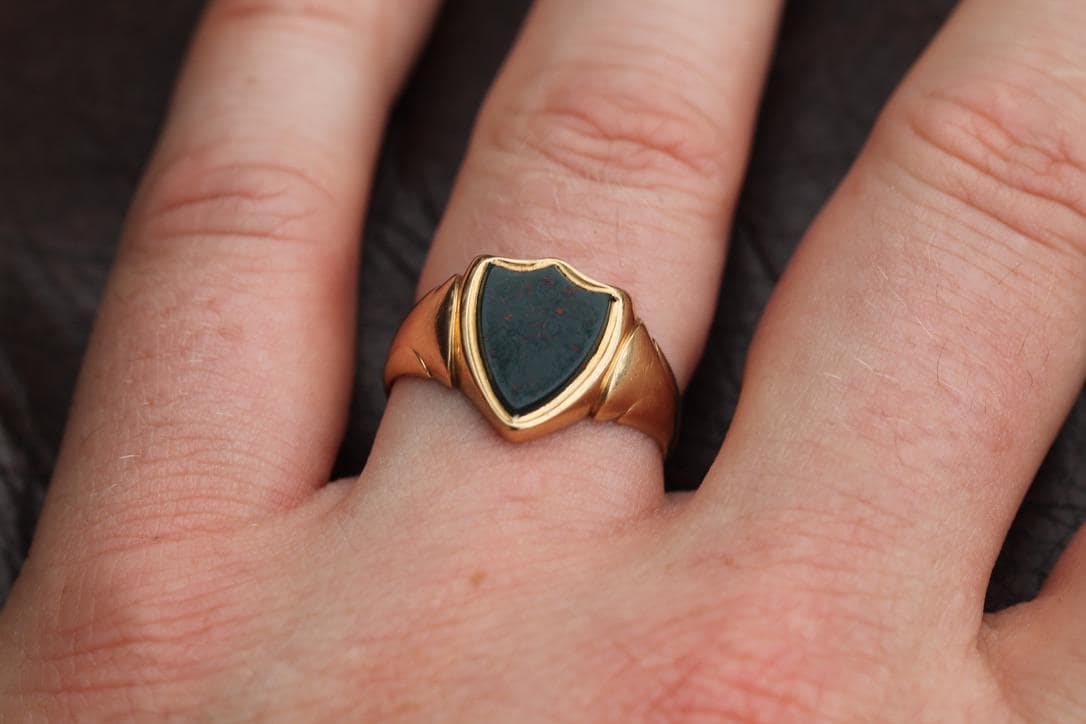 Antique-18ct-Gold-Shield-Bloodstone-Signet-Ring,-1901