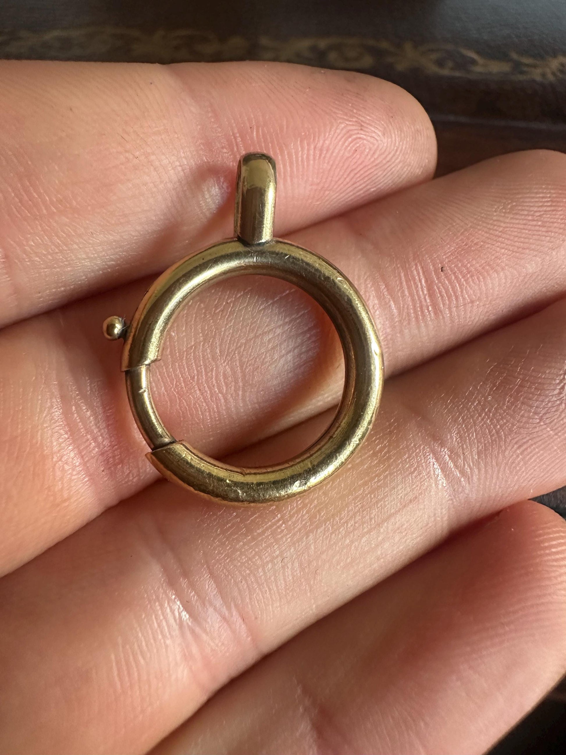 Antique-9ct-Rolled-Yellow-Gold-Large-Bolt-Spring-Clasp-Ring