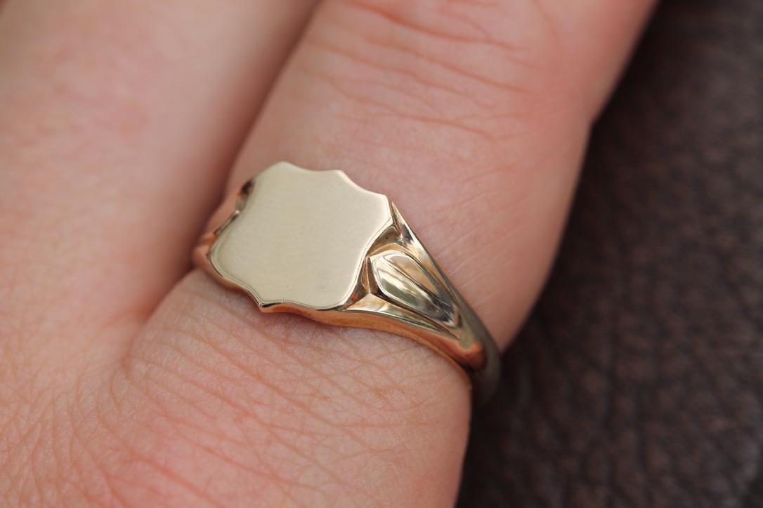 Vintage 9ct Gold Shield Shaped Signet Ring, 1976
