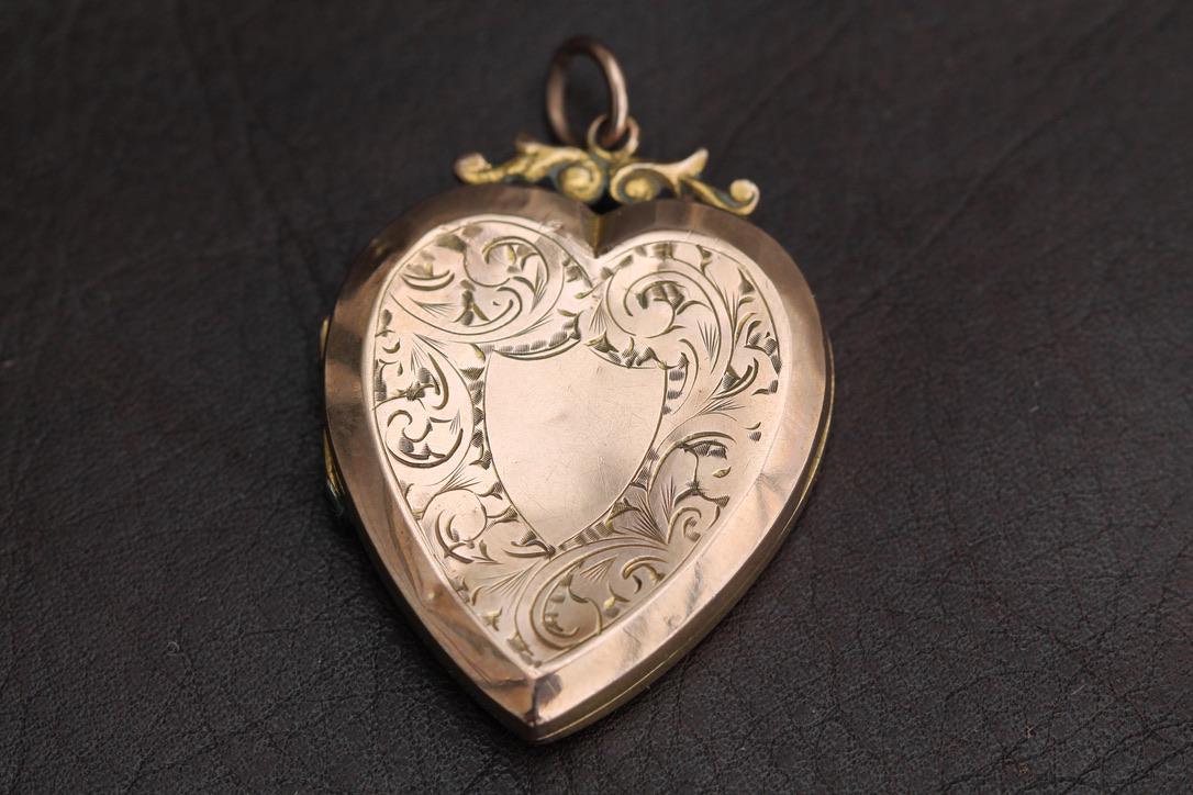 Antique 9ct Rose Gold Large Chased Heart Locket