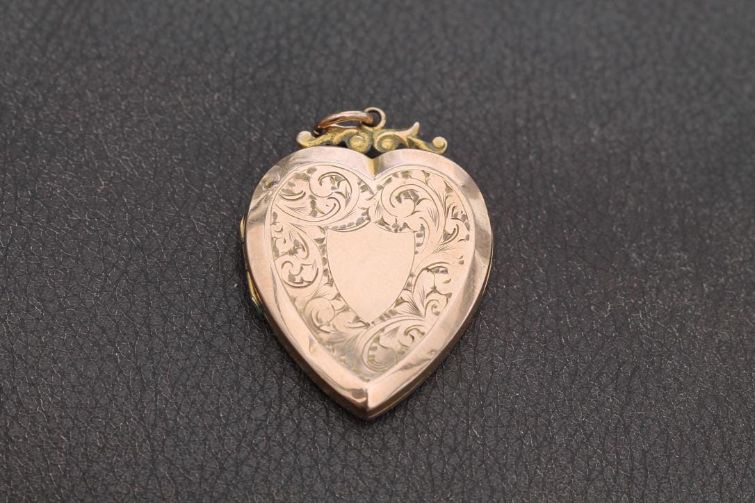 Antique-9ct-Rose-Gold-Large-Chased-Heart-Locket
