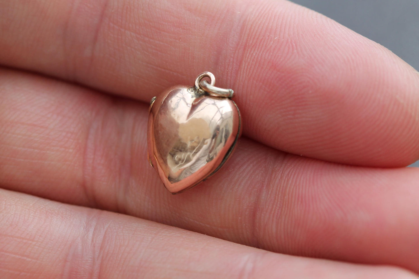 Antique-9ct-Gold-Small-Heart-Charm-Locket