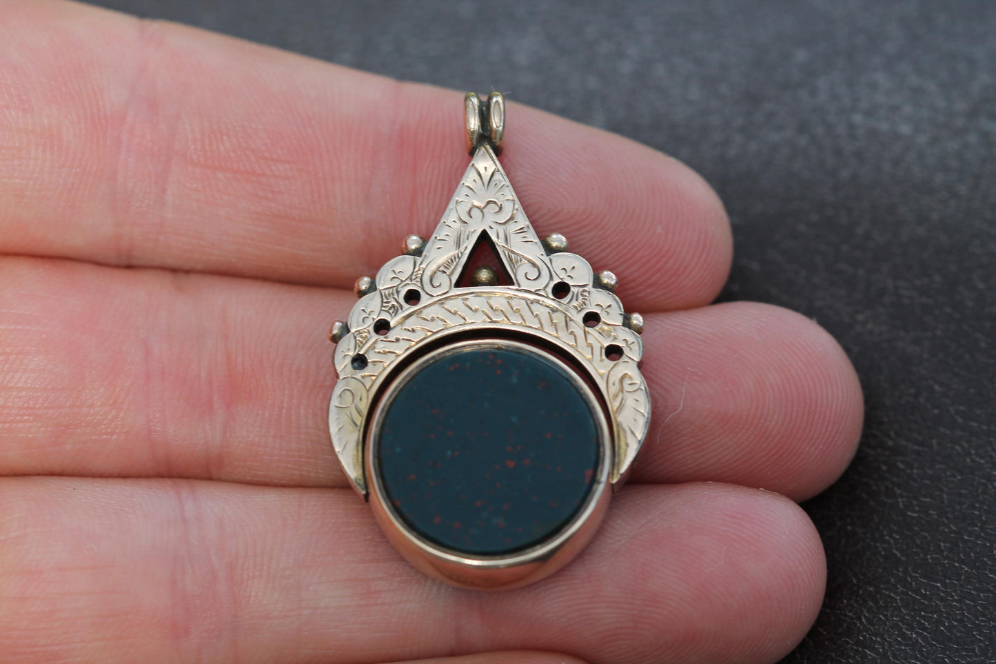 Antique-10ct-Gold-Carnelian-Bloodstone-Spinner-Pendant