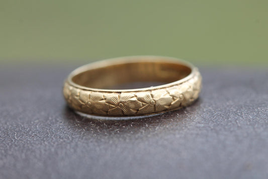 Vintage 18ct Gold Forget Me Not Chased Wedding Ring Band, 1960