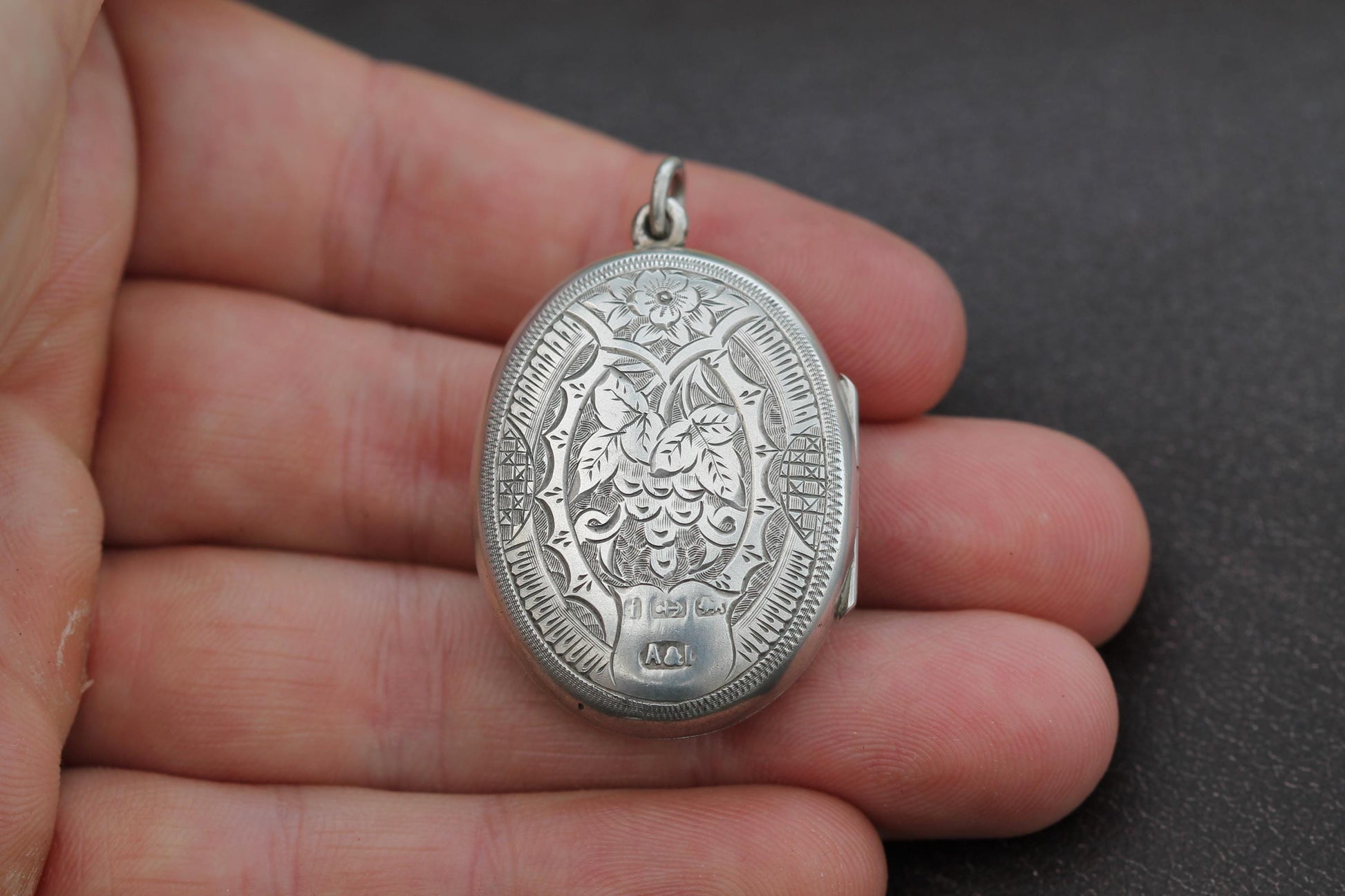 Antique-Sterling-Silver-Decorative-Lucky-Horseshoe-Locket,-1883