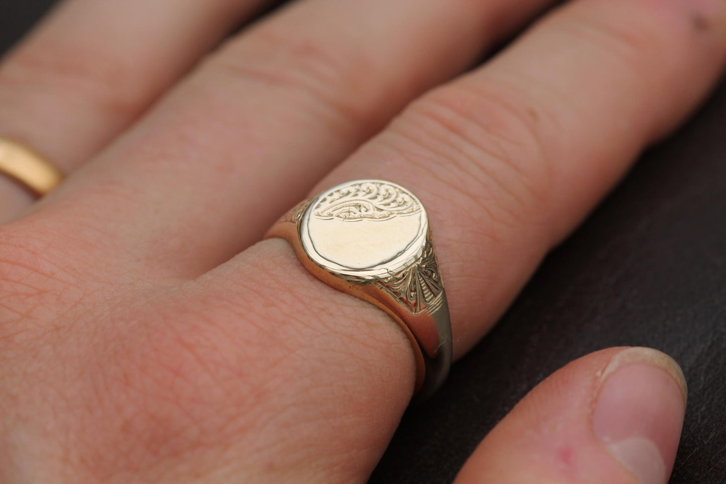 Vintage-9ct-Gold-Chased-Signet-Ring,-1960