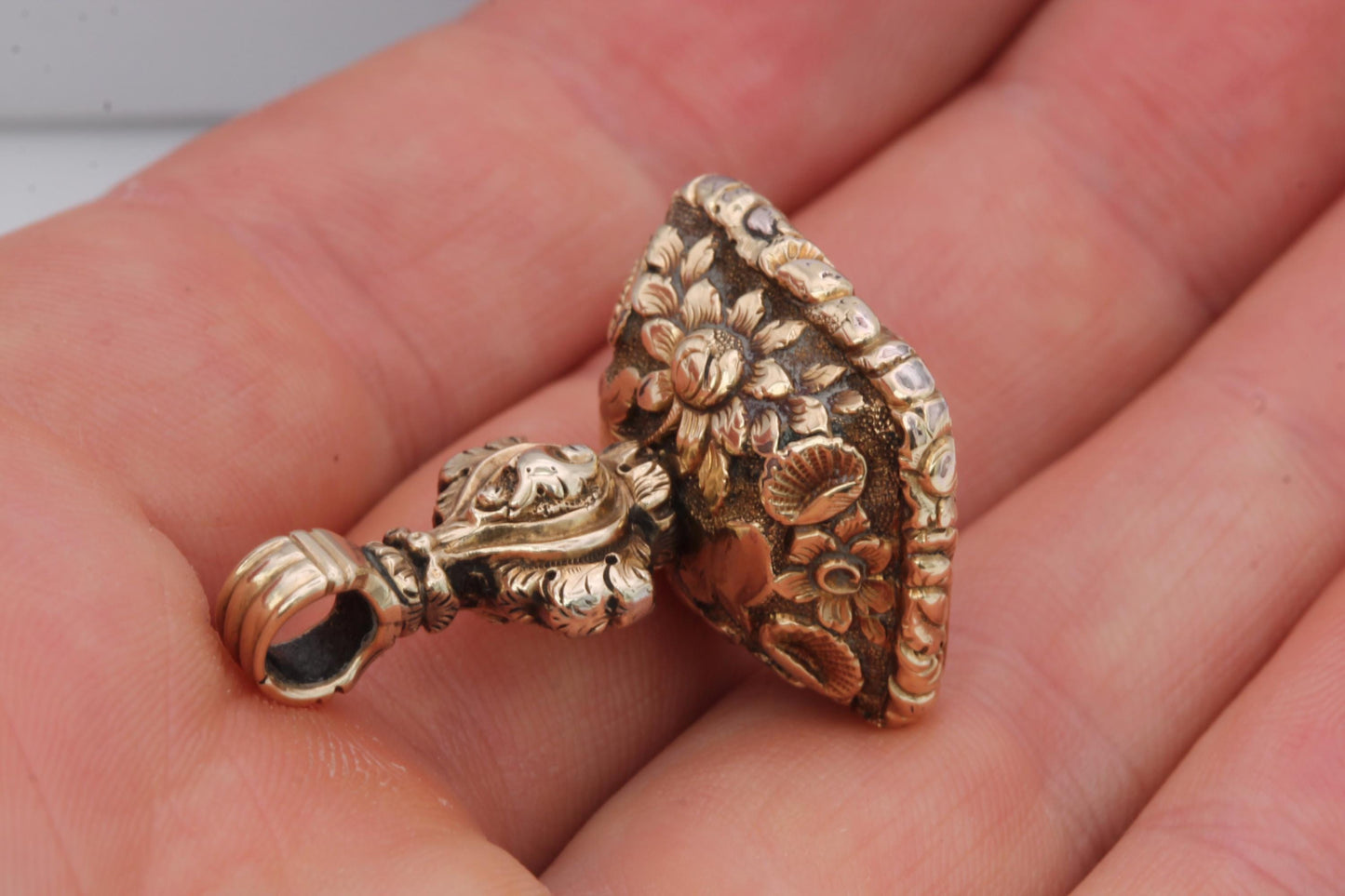 Antique 15ct Gold Cased Chalcedony Lion "Strength And Courage" Intaglio Seal Pendant