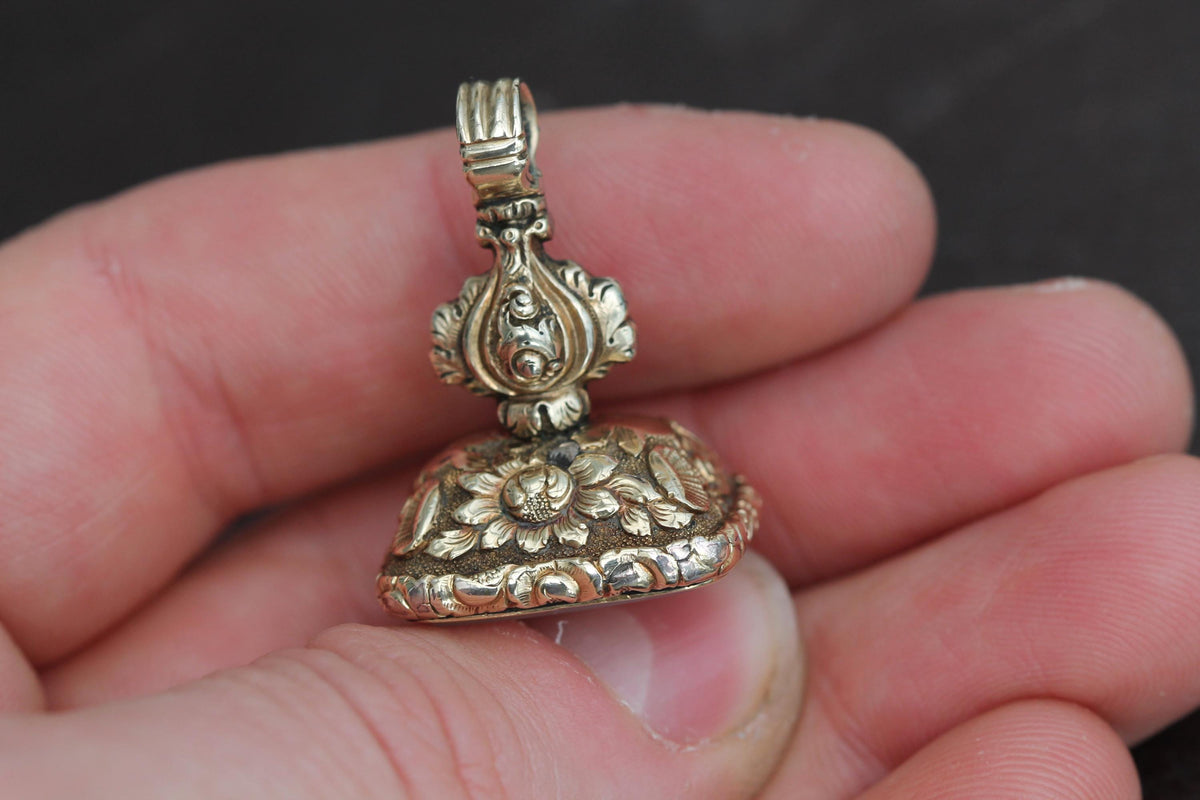 Antique 15ct Gold Cased Chalcedony Lion "Strength And Courage" Intaglio Seal Pendant