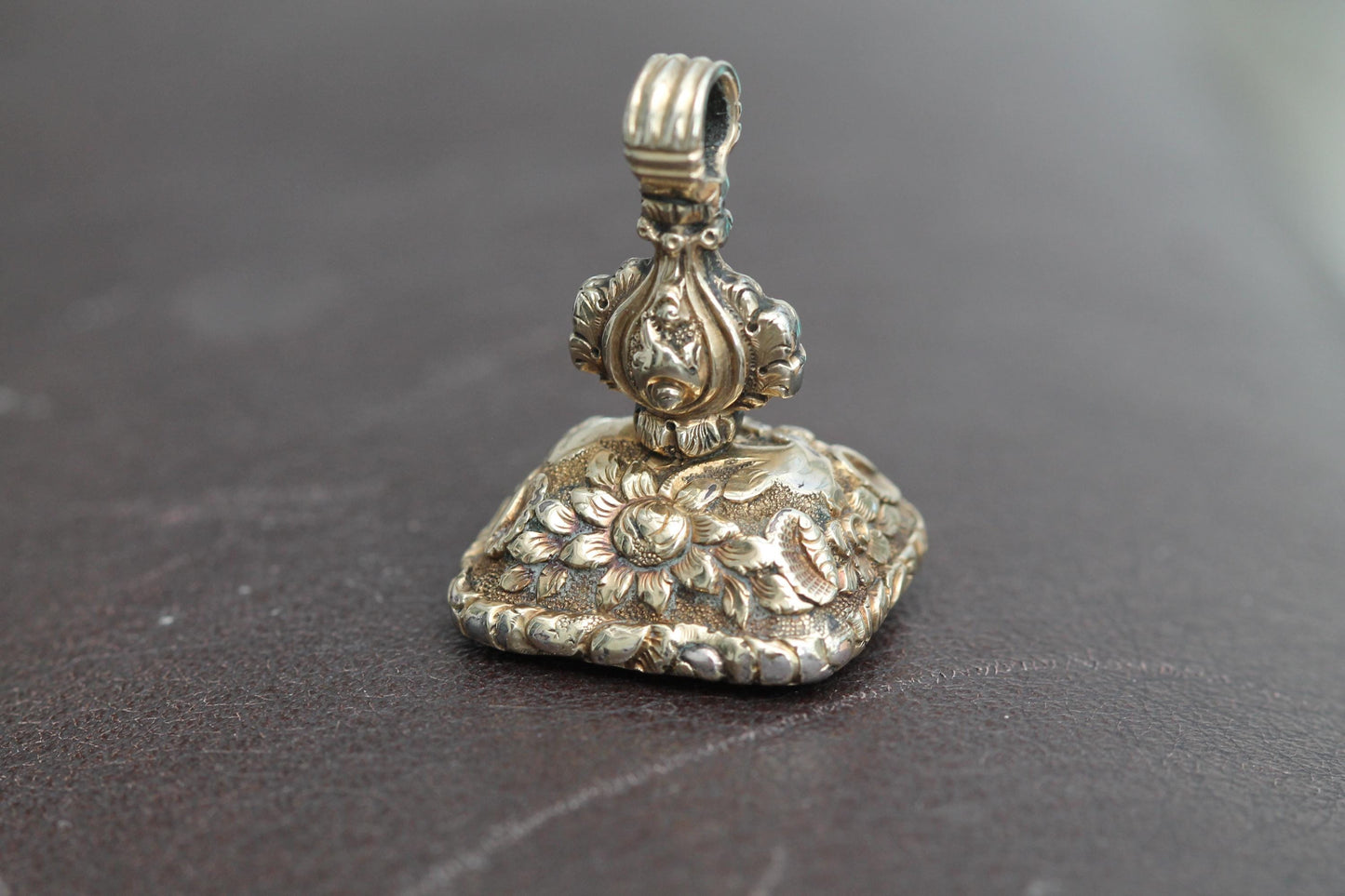 Antique 15ct Gold Cased Chalcedony Lion "Strength And Courage" Intaglio Seal Pendant