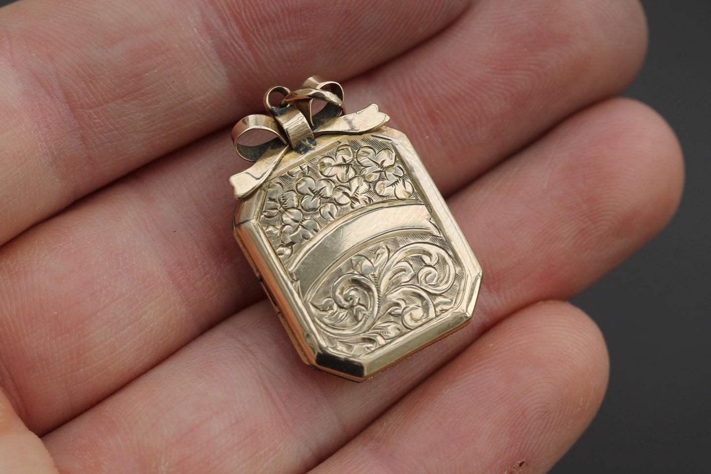 Antique 9ct Gold Chased Decorative Bow Locket