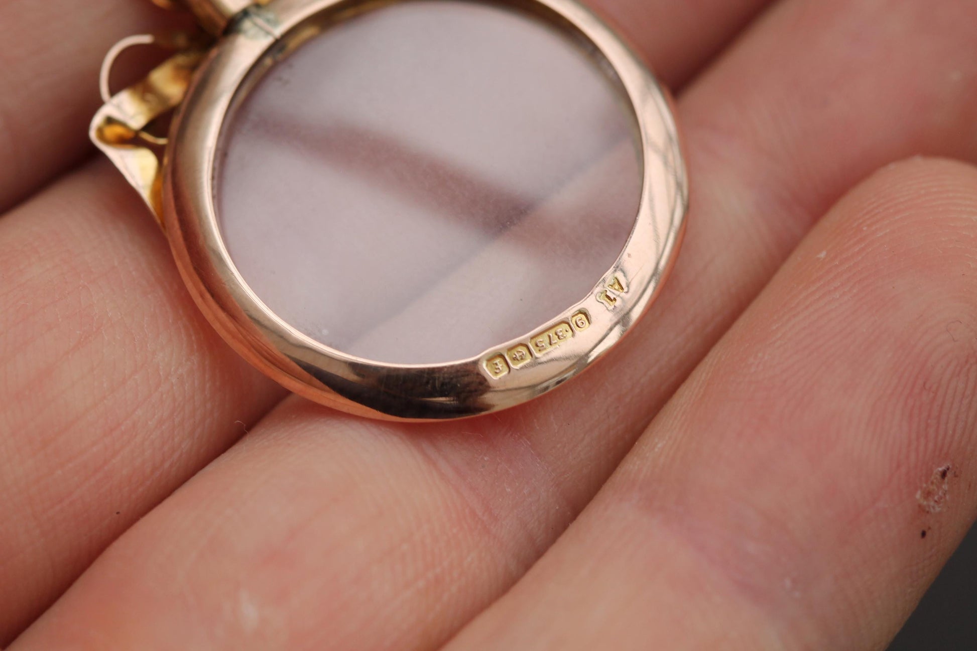 Antique-9ct-Gold-Decorative-Bow-Glass-Locket,-1905