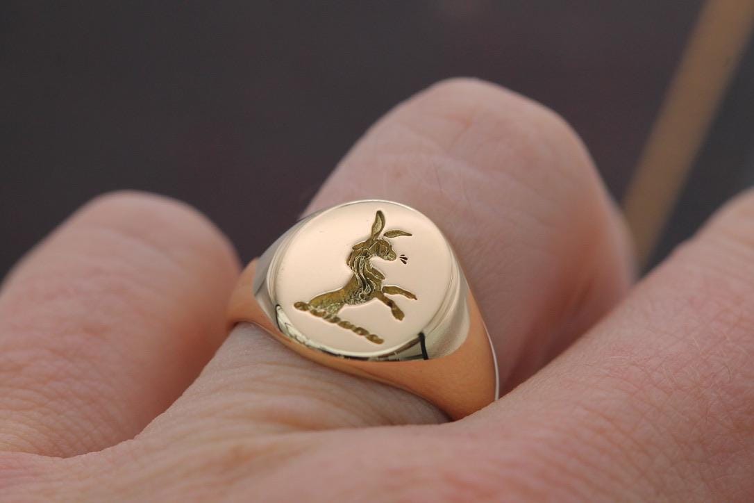 Vintage 18ct Gold Intaglio Hare Crest Signet Ring, 1956