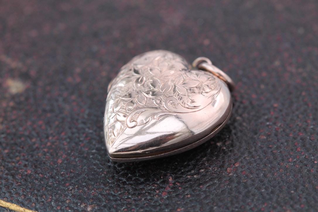 Antique 9ct Gold Ivy Chased Heart Locket
