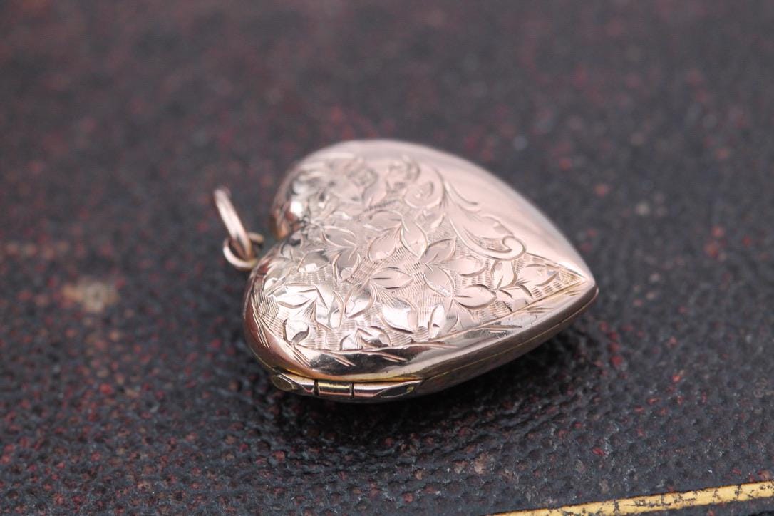 Antique 9ct Gold Ivy Chased Heart Locket