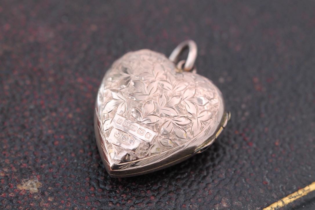 Antique 9ct Gold Ivy Chased Heart Locket