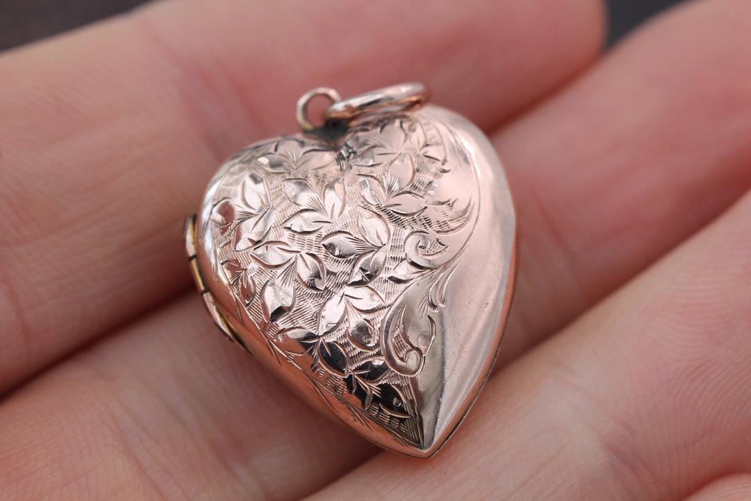 Antique 9ct Gold Ivy Chased Heart Locket