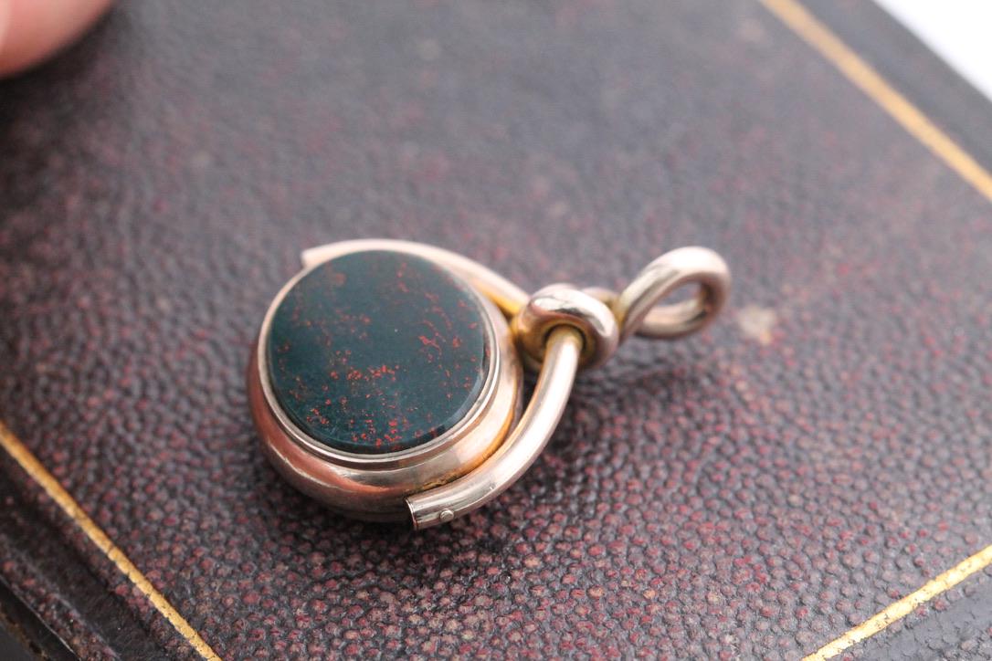 Antique 10ct Gold Carnelian Bloodstone Spinner Pendant