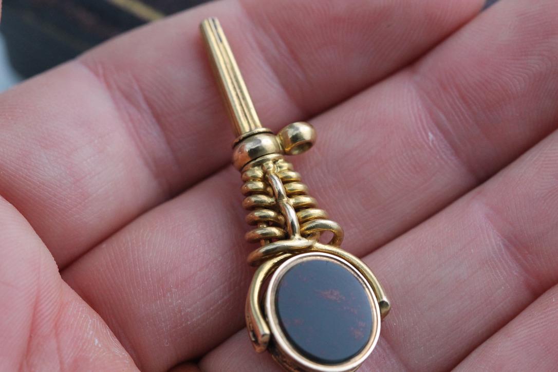 Antique 18ct Gold Sardonyx Bloodstone Spinner Watch Key Pendant