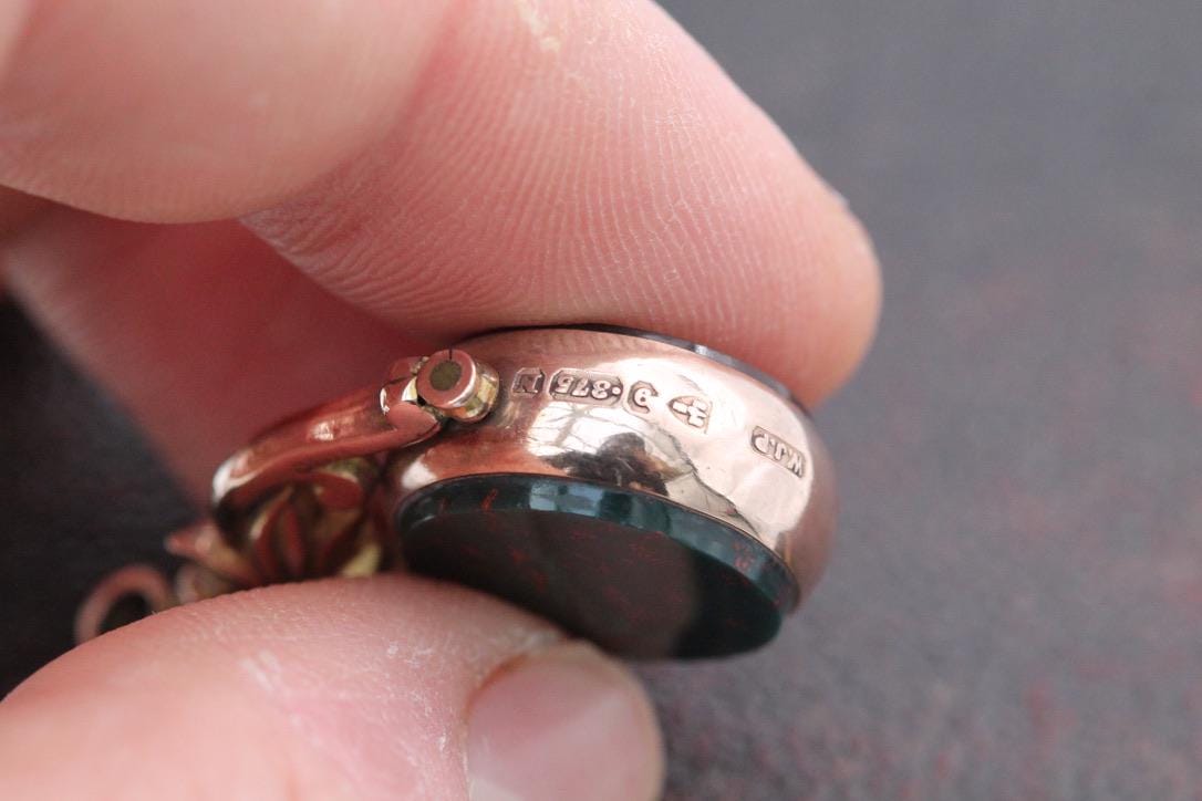 Antique-9ct-Gold-Bloodstone-Spinner-Pendant,-1896
