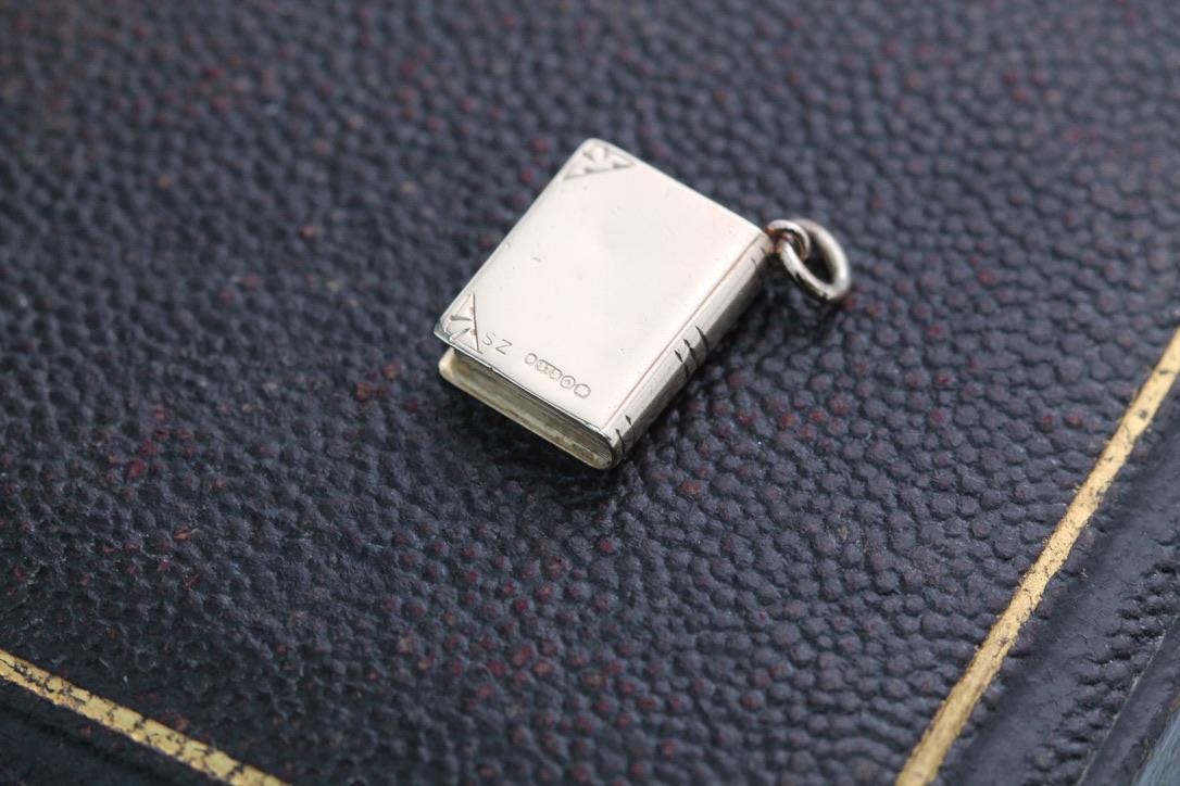 Vintage-9ct-Gold-Book-Charm-Pendant