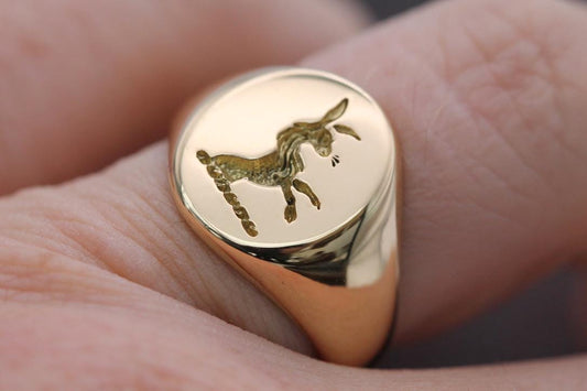 Vintage 18ct Gold Intaglio Hare Crest Signet Ring, 1956