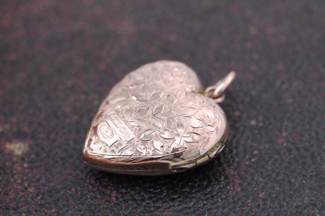 Antique 9ct Gold Ivy Chased Heart Locket