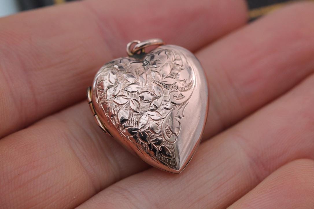 Antique-9ct-Gold-Ivy-Chased-Heart-Locket
