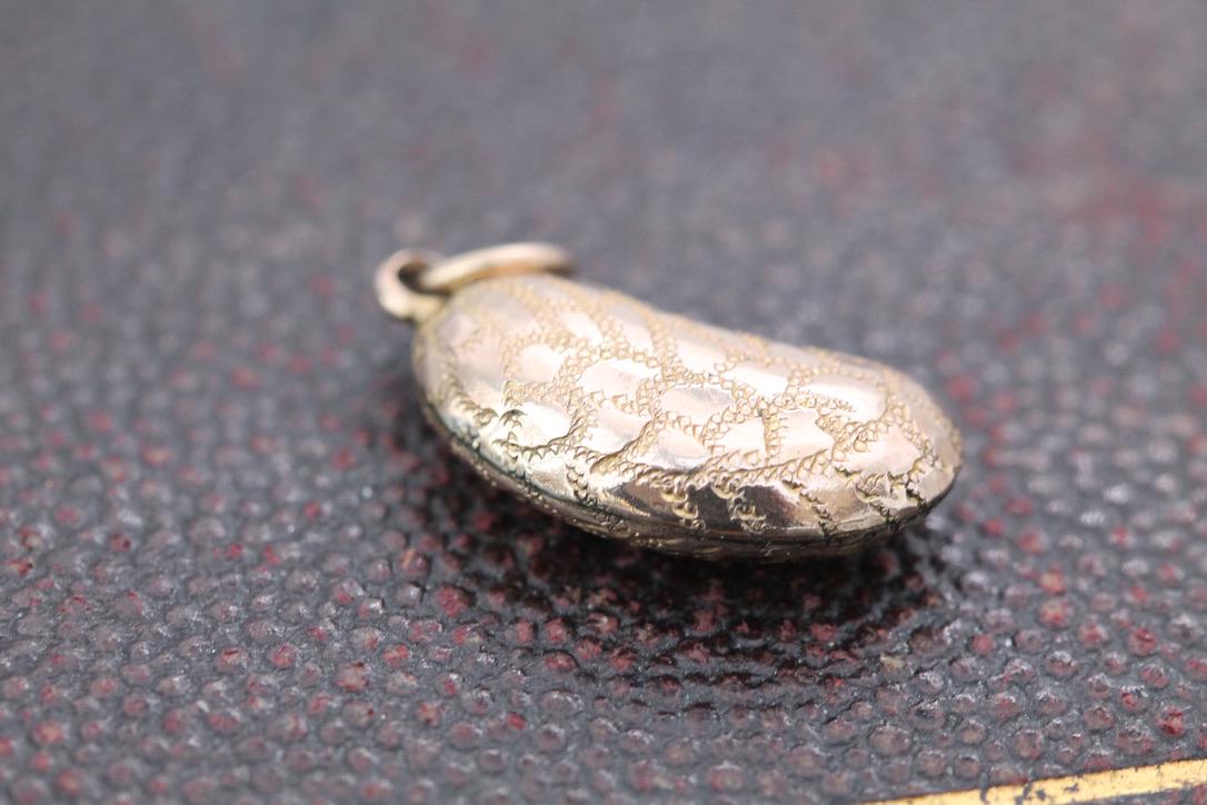 Antique 9ct Gold Chased Lucky Bean Charm