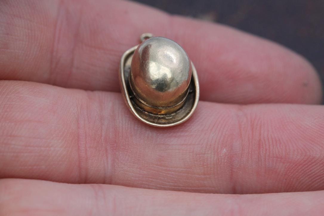 Vintage-9ct-Gold-Bowler-Hat-Charm