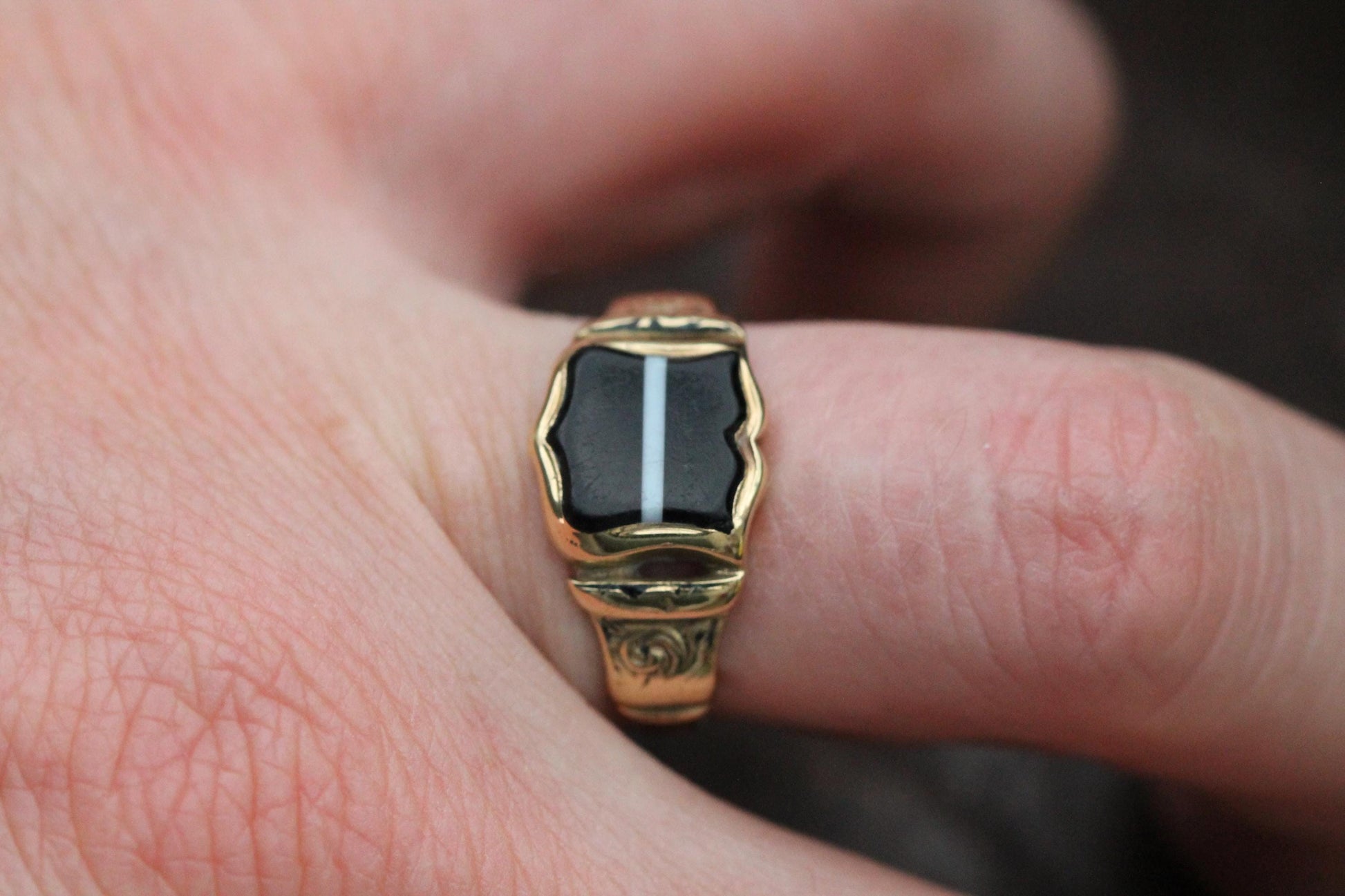 Antique-Victorian-18ct-Gold-Banded-Agate-Shield-Signet-Ring,-1845