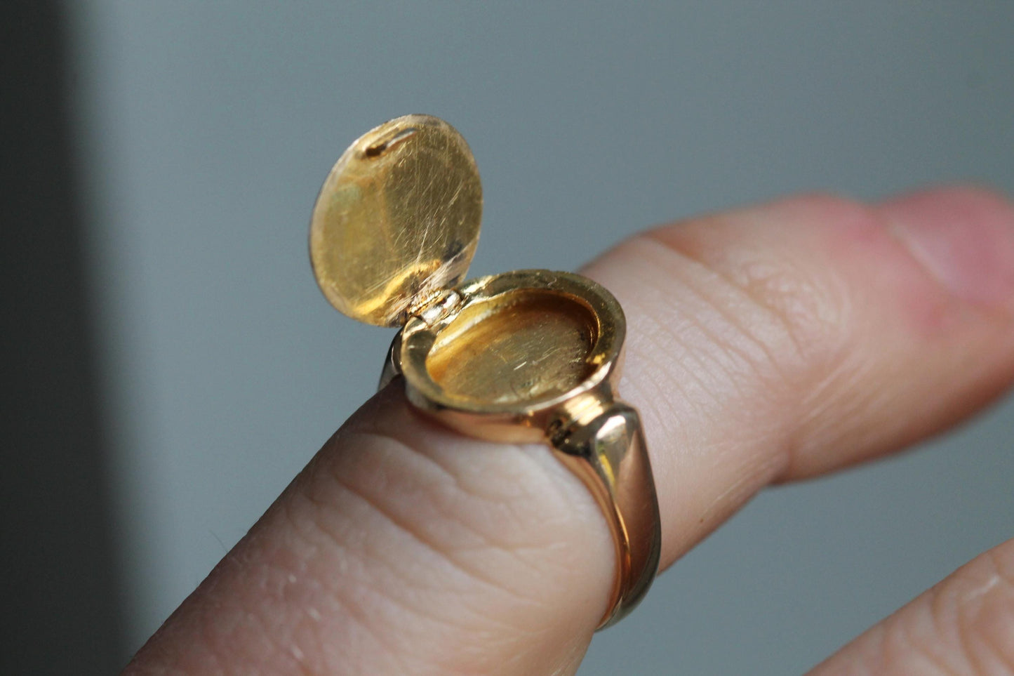 Antique 18ct Gold Poison Locket Signet Ring, Hinged Compartment, Murrle Bennet