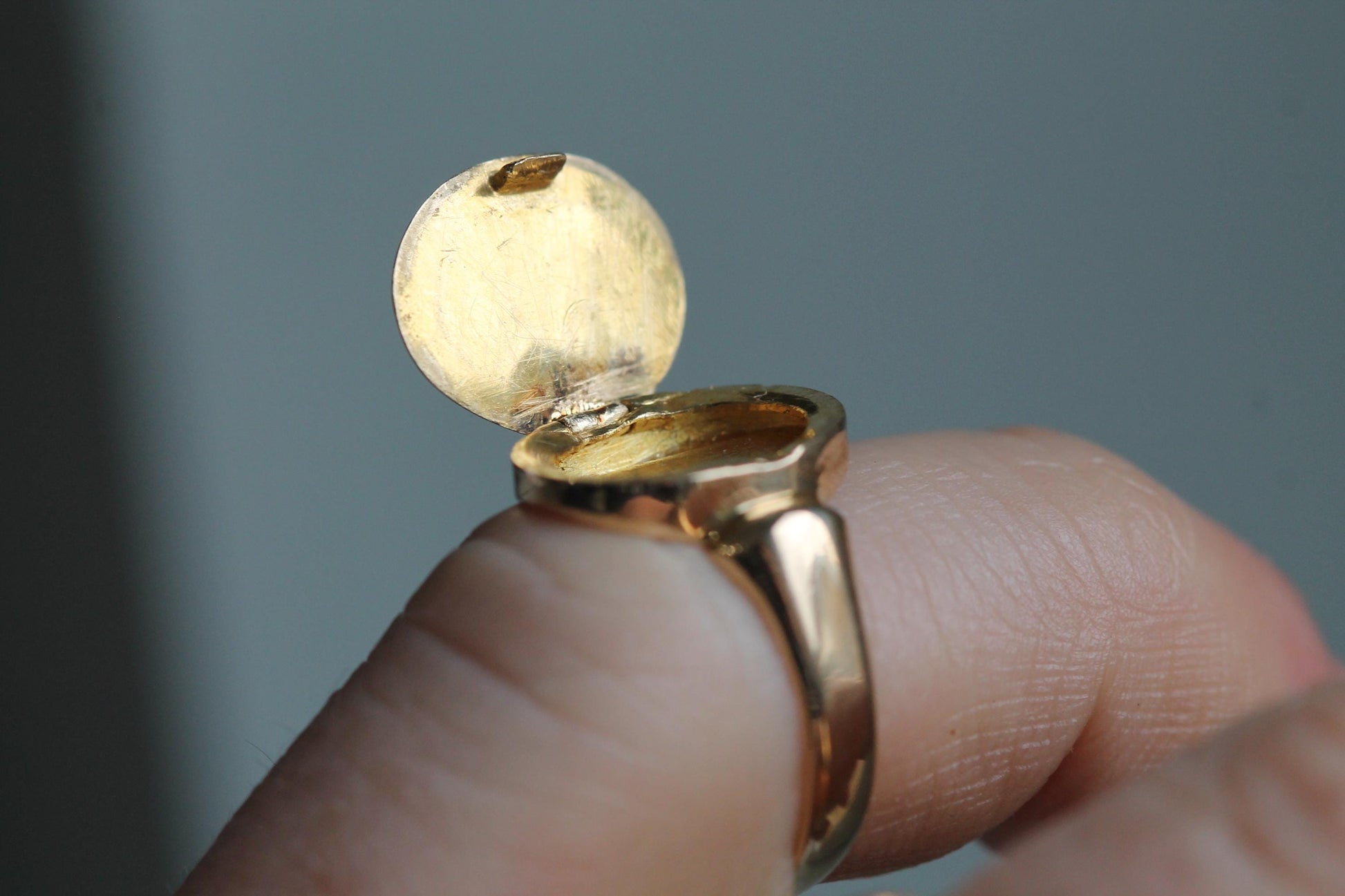 Antique-18ct-Gold-Poison-Locket-Signet-Ring,-Hinged-Compartment,-Murrle-Bennet