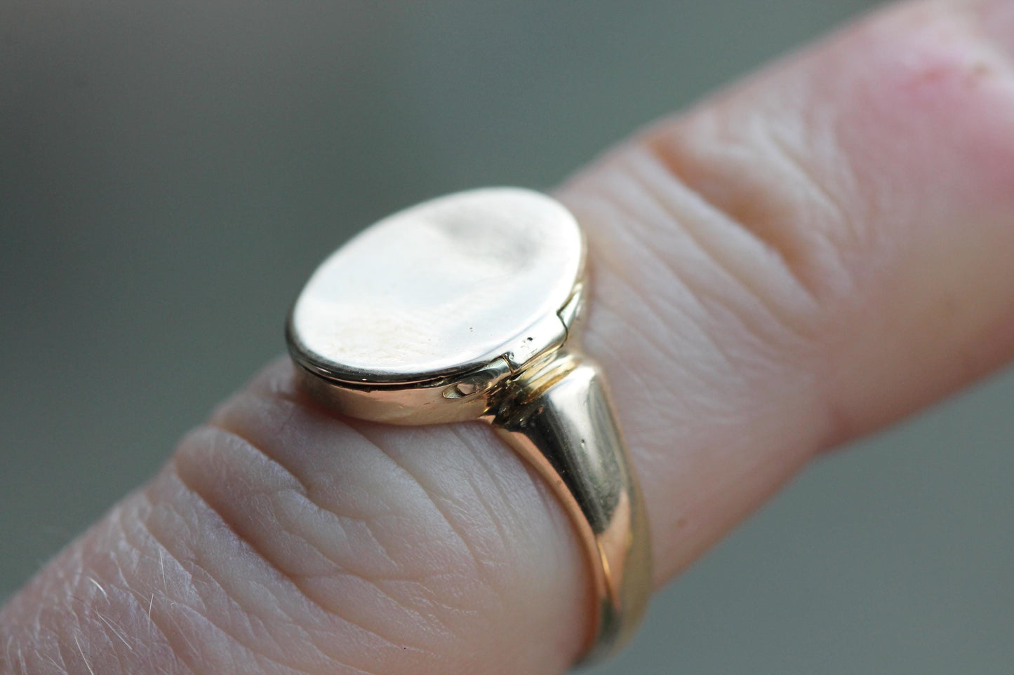 Antique 18ct Gold Poison Locket Signet Ring, Hinged Compartment, Murrle Bennet