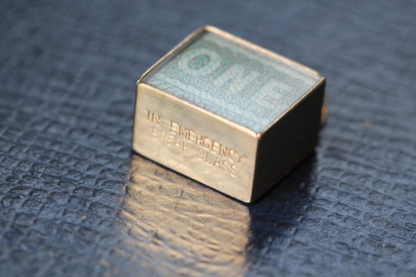 Vintage-9ct-Gold-One-Pound-Note-Charm-with-Glass-Front,-“In-Emergency-Break-Glass”,-Novelty-Charm-1978