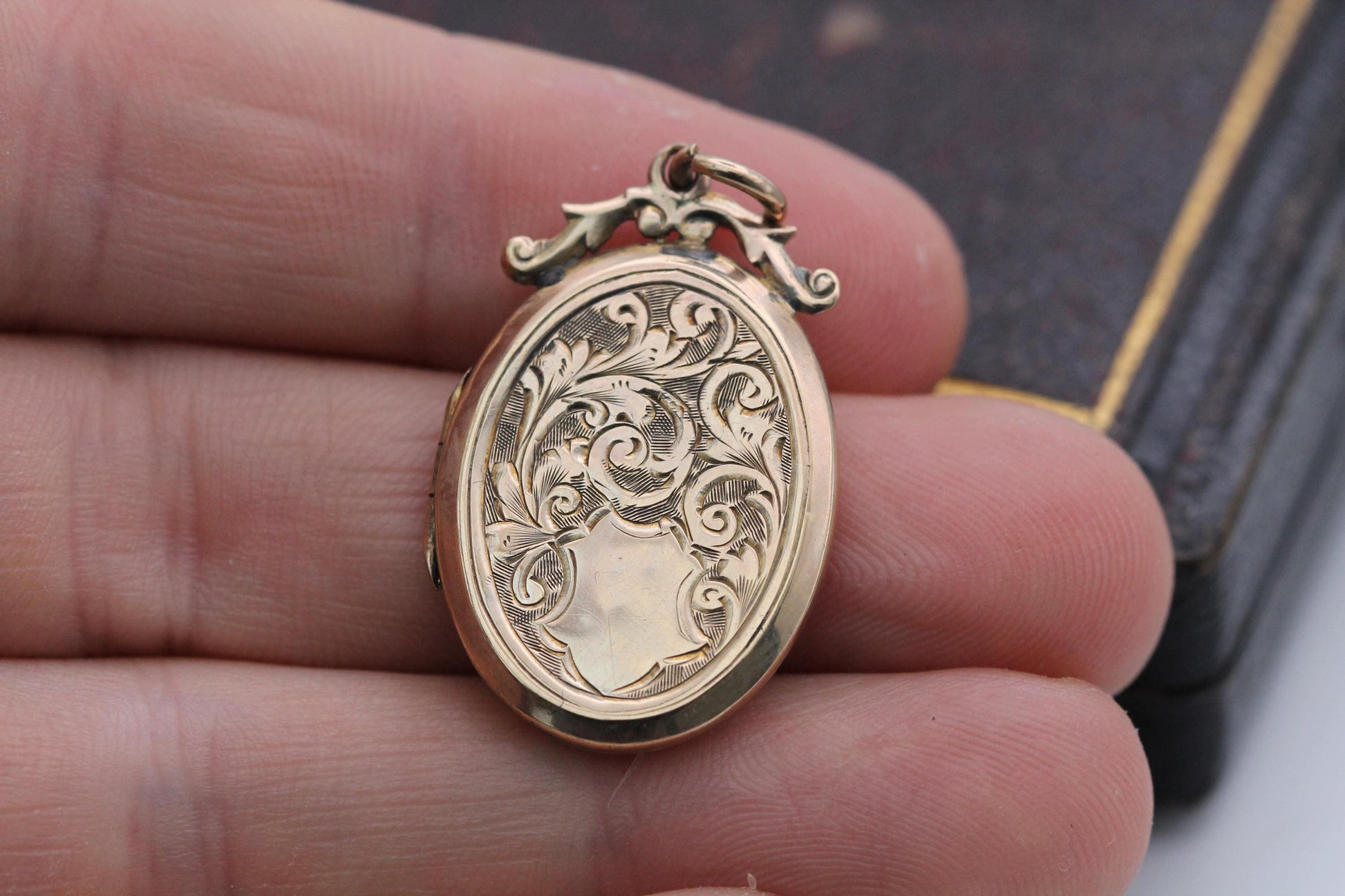 Antique-9ct-Rose-Gold-Chased-Locket,-Edwardian-Oval-Floral-Pendant,-Chester-Hallmarked-1906