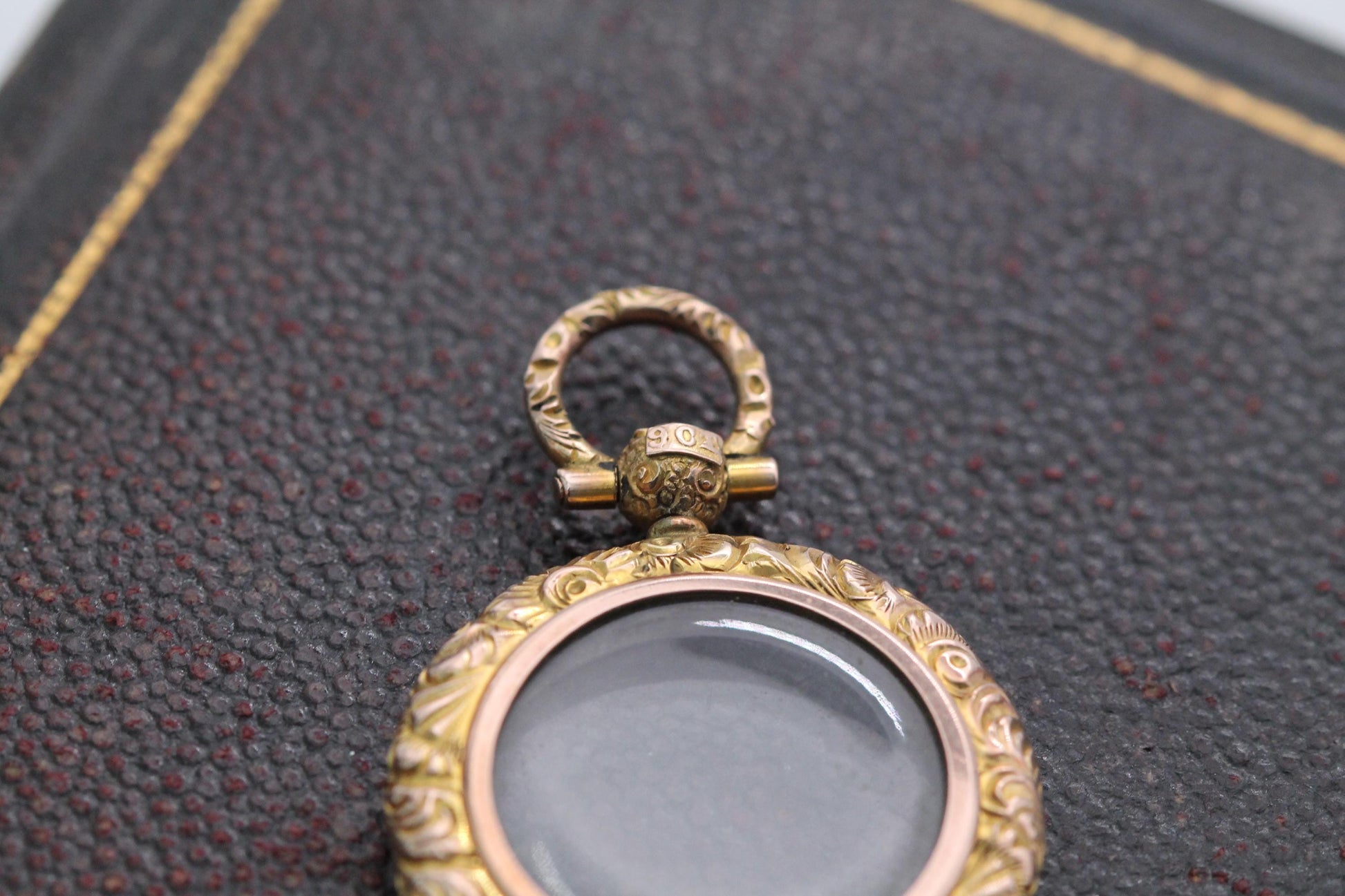 Antique-9ct-Gold-Chased-Decorative-Glass-Locket
