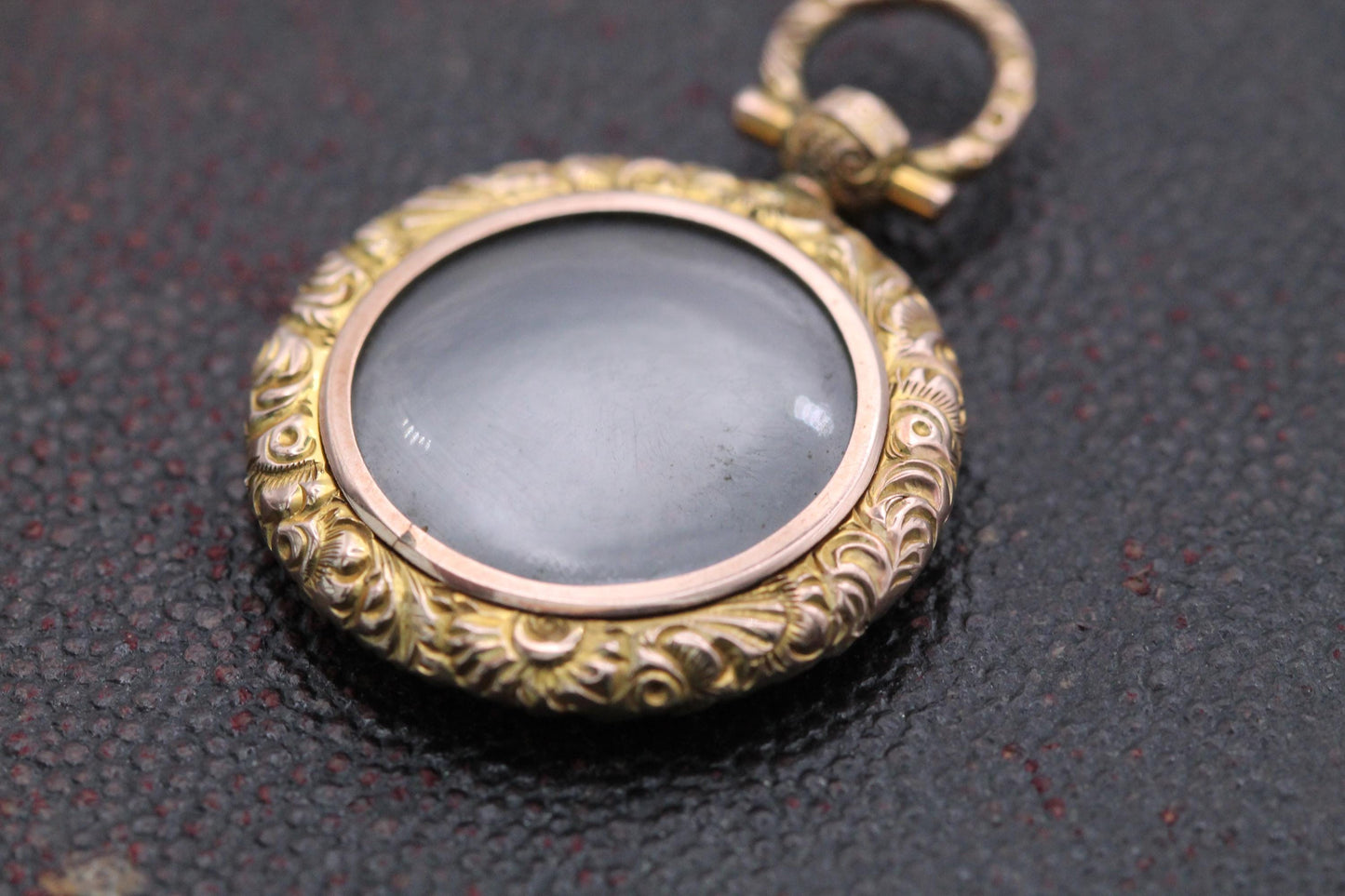 Antique 9ct Gold Chased Decorative Glass Locket