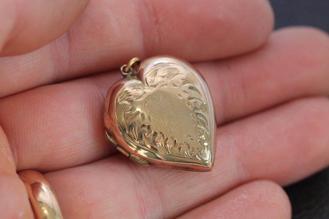 Antique Art Deco 9ct Yellow Gold Heart Locket
