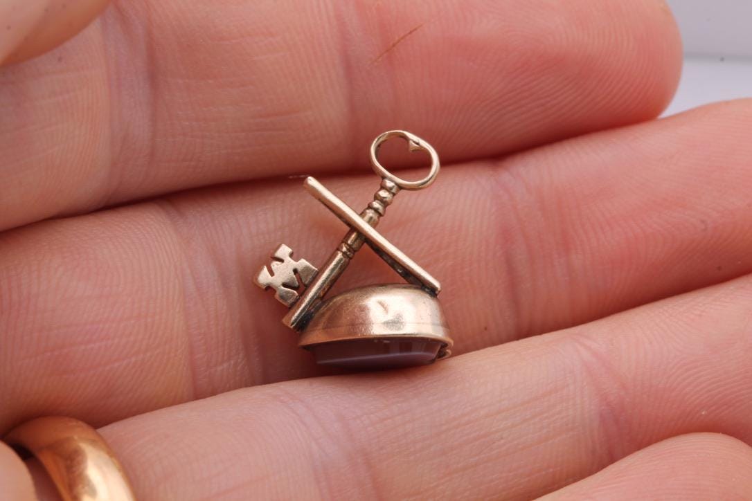 Antique 9ct Gold Ladder Key Heart Pendant
